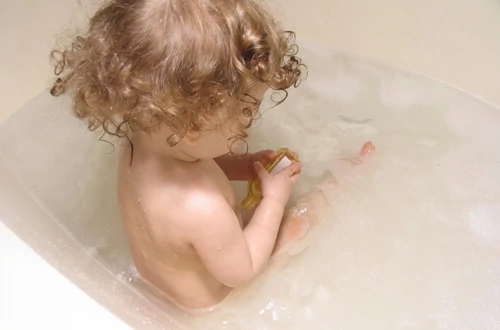 Hipoallergén kőolaj a babafürdetőben